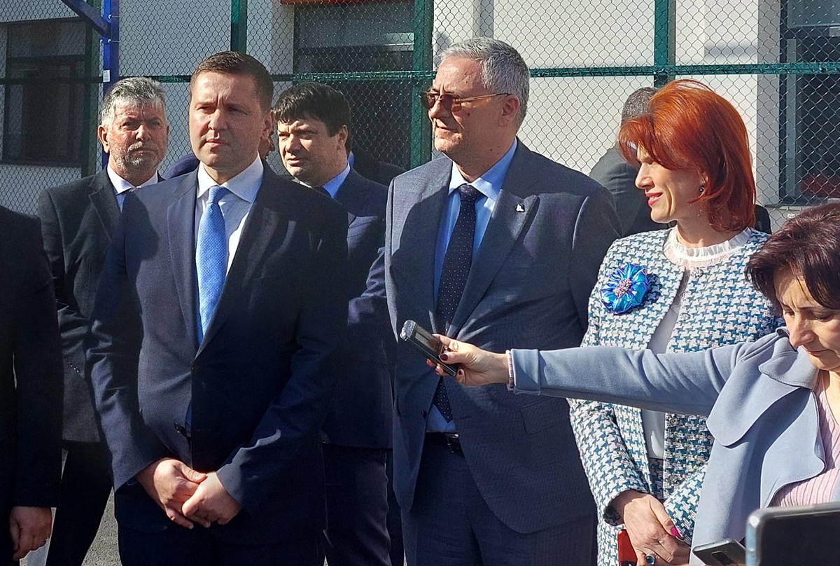 Inaugurarea Școlii Gimnaziale „Matei Basarab” din Târgoviște, județul Dâmbovița, modernizată cu ajutorul Regio